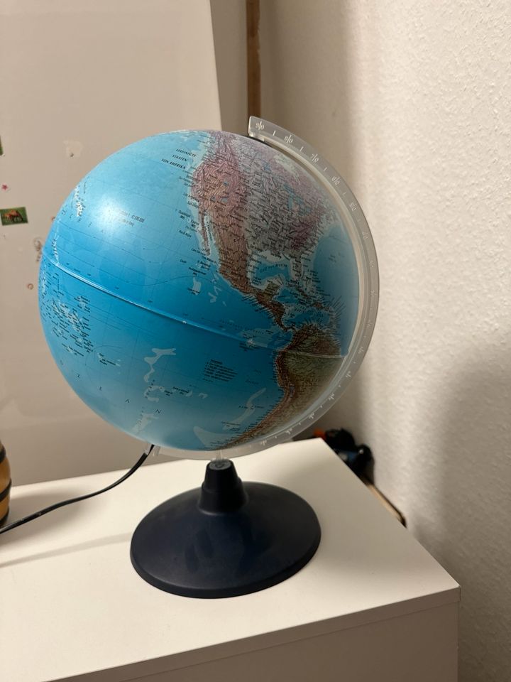 Globus Weltkarte in Saarlouis