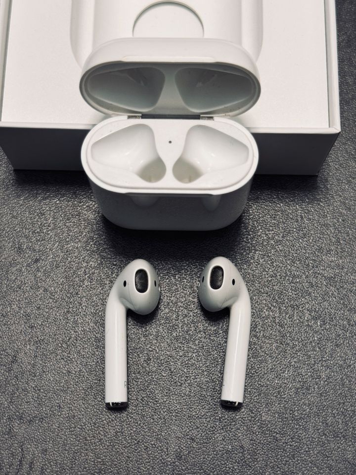 Apple Airpods Gen 1 in Hamburg