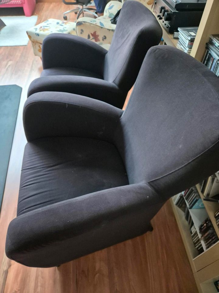 Zwei schwarze Sessel in Poing