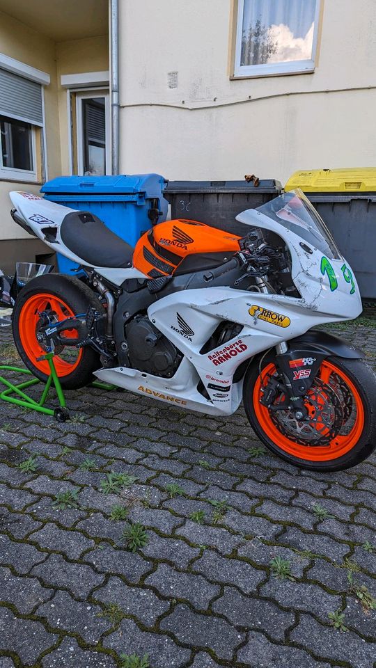 HONDA CBR 1000 RR SC57 Racebike Rennstrecke Tracktool in Ratingen