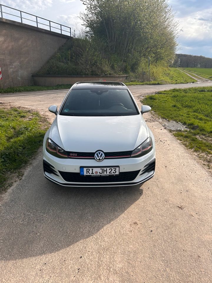 Golf 7 GTI Performance AKH,PANO, ACC, 8 fach Bereift in Auetal