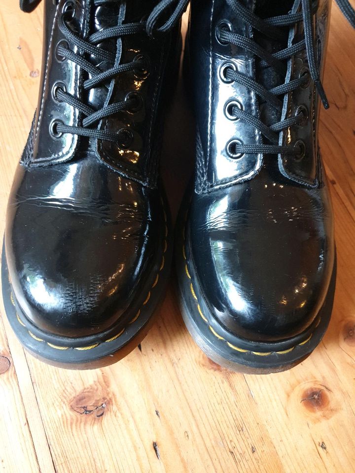 Dr. Martens Stiefel Lack in Leipzig