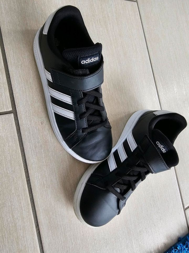 Adidas Schuhe gr.35 in Dörpen