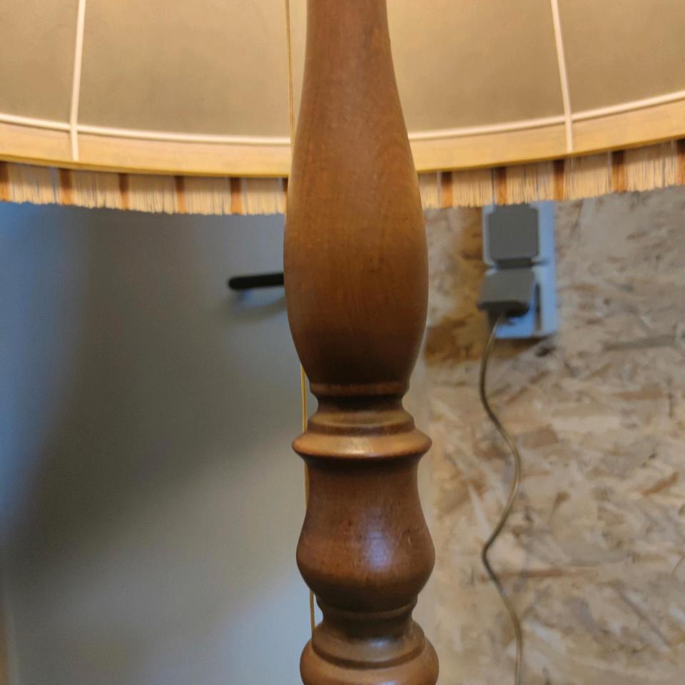 Antike Stehlampe mit großem Lampenschirm massivholz Messing in Braunfels
