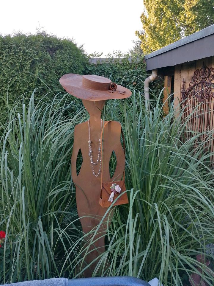 Deko Frau mit Tasche und Schirm in Stadtlohn