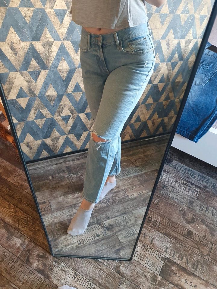 Mom-Jeans hellblau ripped Zara Gr.36/38 in Gablenz