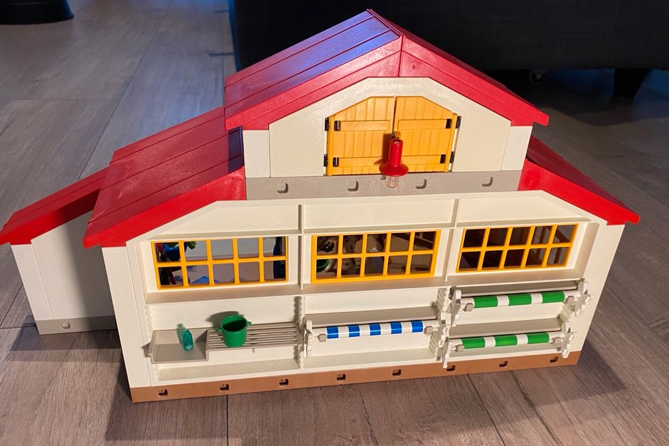 Playmobil - Großer Reitstall mit reichlich Zubehör in Kempen