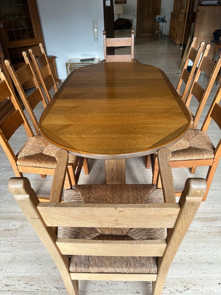 Hochwertiger Ovaler Massivholz Tisch Eiche mit 8 Stühlen in Holzwickede