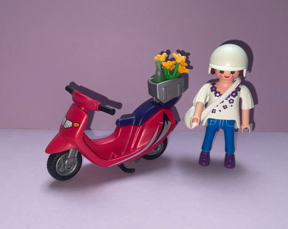 Playmobil Motorroller mit Figur Mädchen Frau in Rieseby