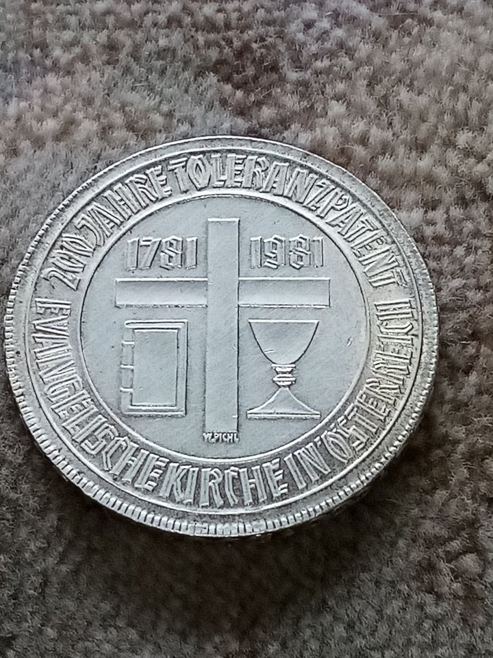 eine 500 Schilling Silbermünze aus Österreich in Großheide