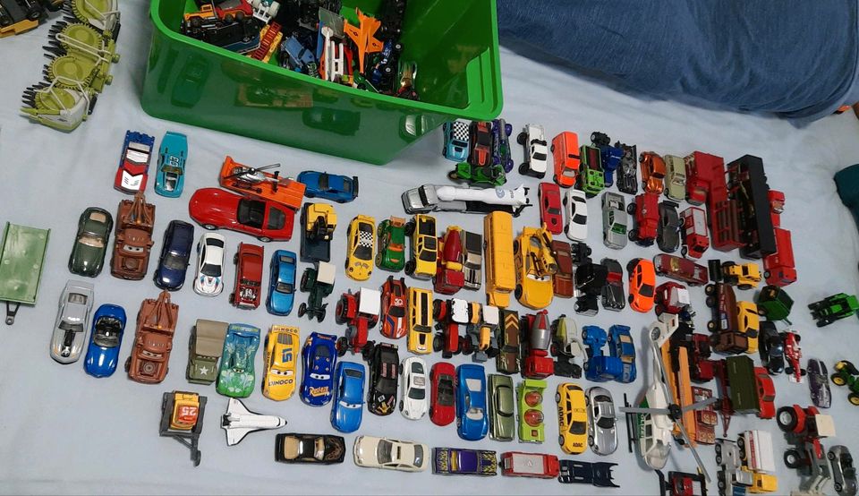 Über 125 Siku,  Matchbox Spielzeugautos Konvolut in Dillenburg