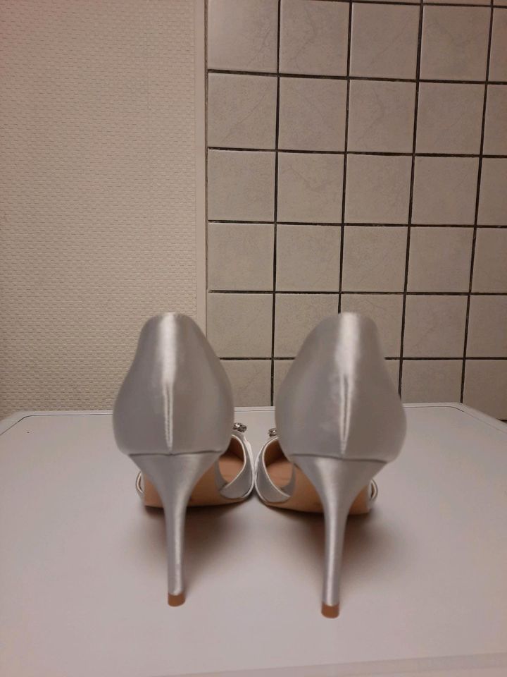 NEUE  TOLLE     SATIN   HIGH  HEELS  GR.37 in Püttlingen