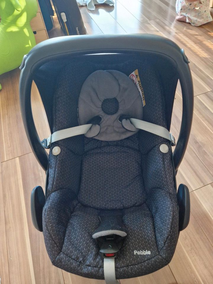 Maxi Cosi Pebble Babyschale plus Maxi Cosi Family Fix in Altlandsberg