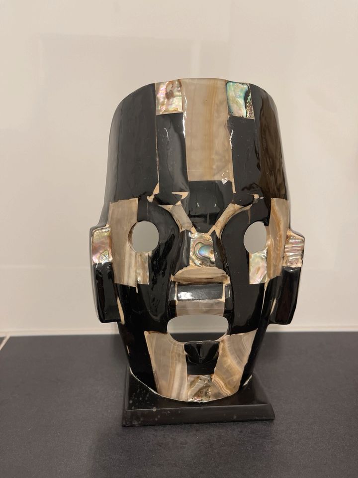 Deko Figur Skulptur Maya Maske Muschel Vase Statue Bild in Düsseldorf