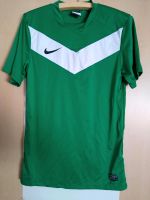 Trainingsshirt Nike mit passenden Stutzen in grün Leipzig - Leipzig, Zentrum-Ost Vorschau