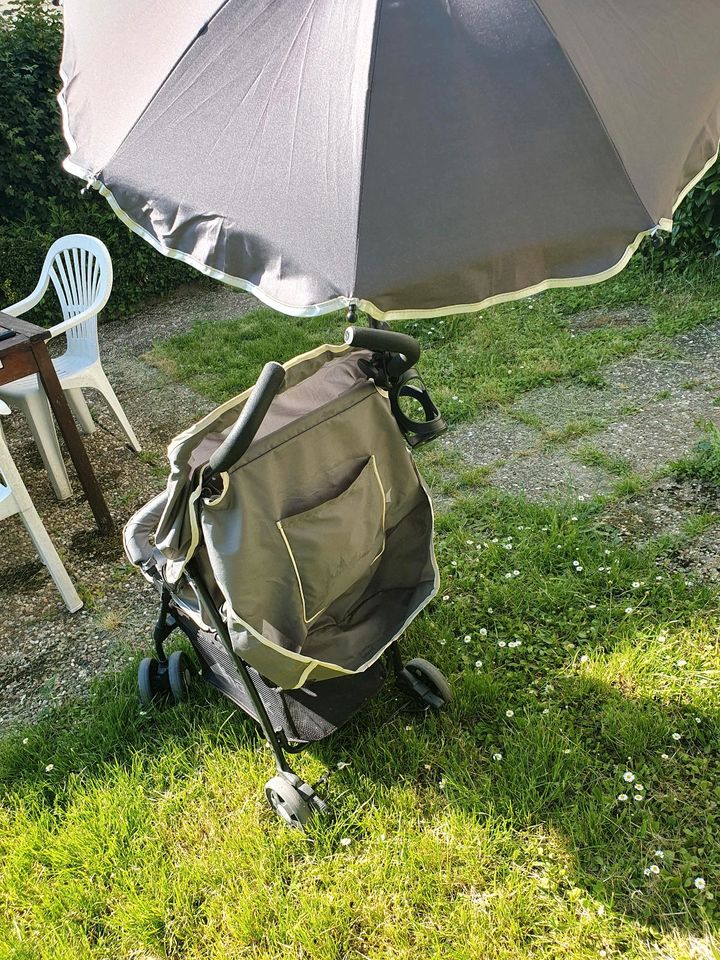 Buggy mit Sonnenschirm und Regenschutz in Wiesbaden