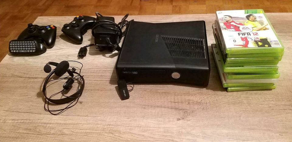 Xbox 360 mit Zubehör und 10 Spielen OVP in Reichling