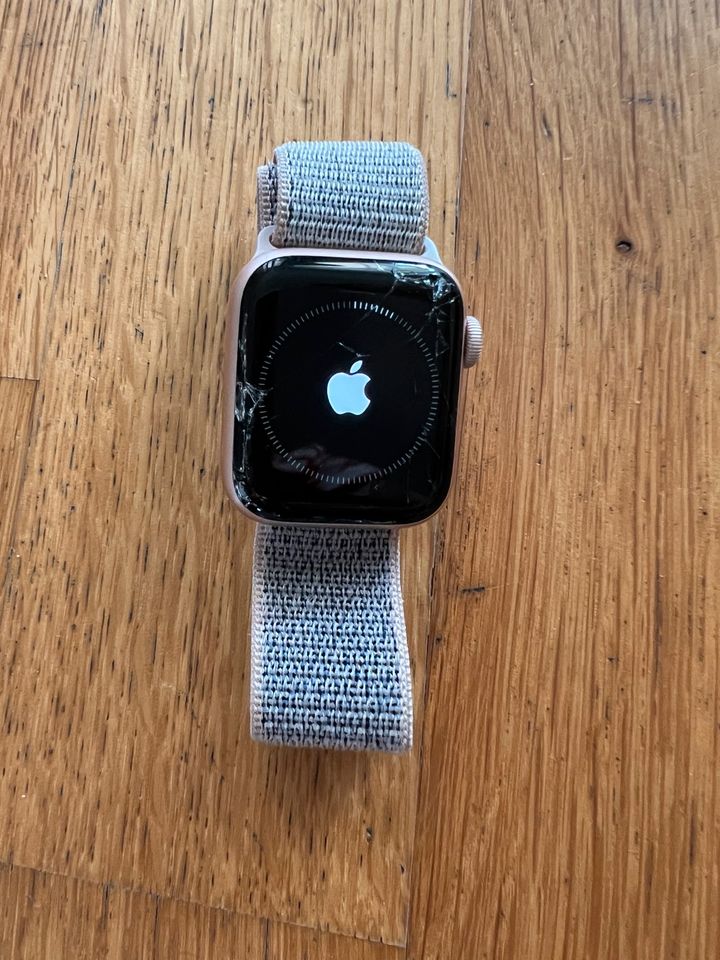 Apple Watch Series 4 40 mm roségold Glasschaden mit Sport Loop in Nauheim