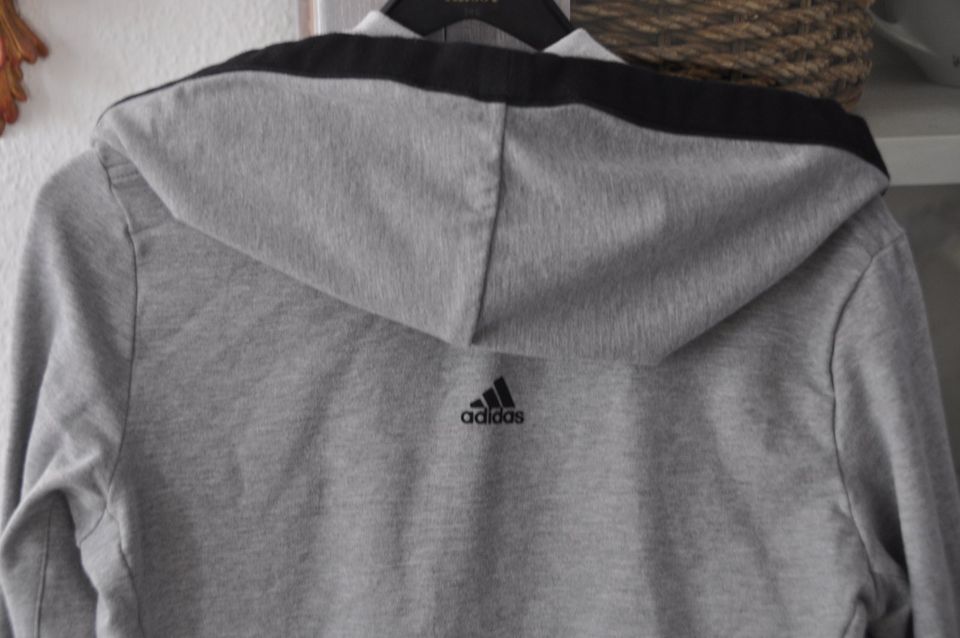 Adidas Sweatjacke Cardigan Kapuzenjacke Shirt grau in Berlin