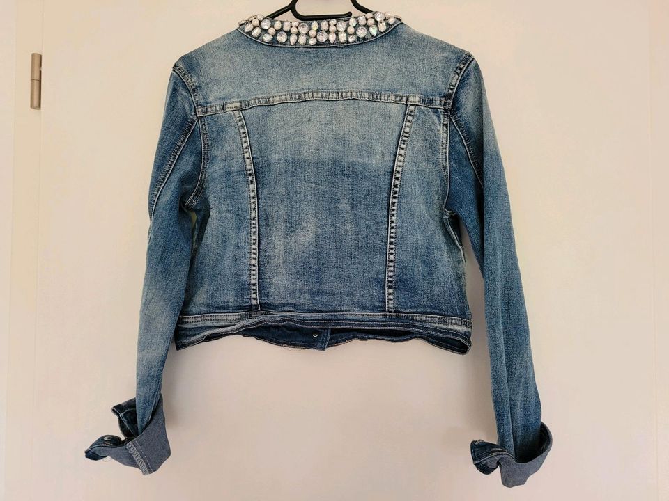 Damen kurze Jeansjacke mit Verzierungen Gr. M in Nittendorf 