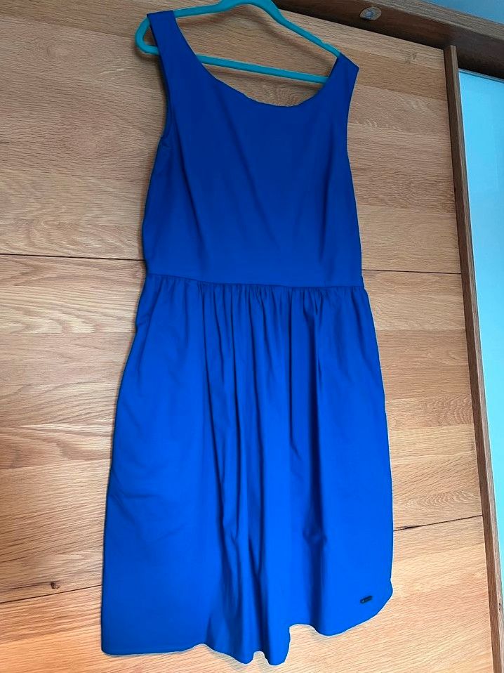 Pepe Jeans Kleid, Gr. S, blau, royalblau, mit tollem Rückendetail in Bad Essen