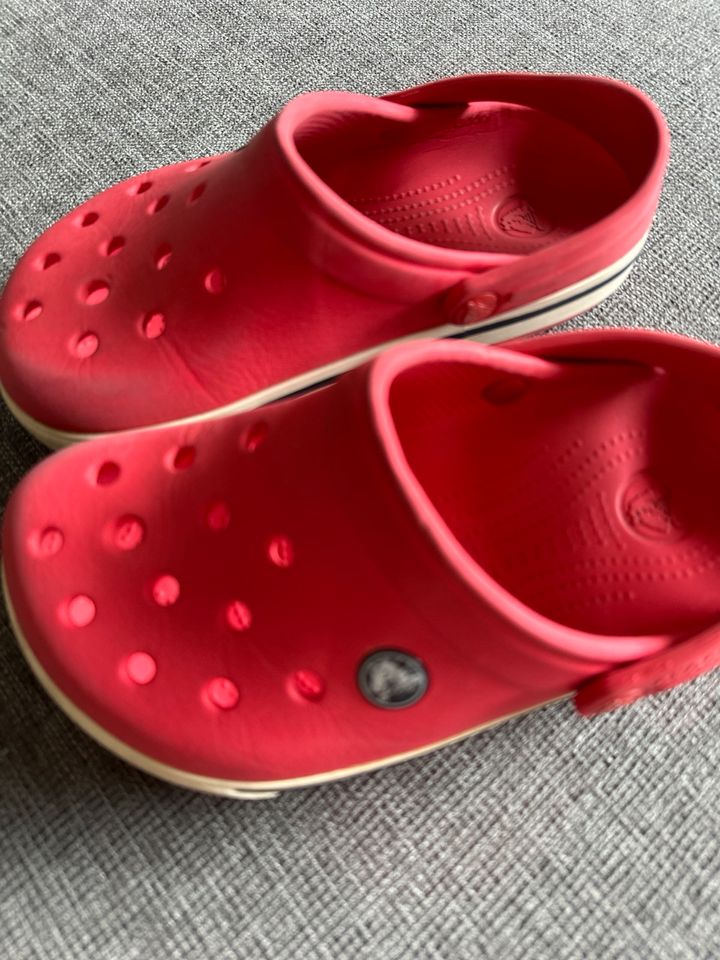 Crocs rot Größe 33/34 in Hilden