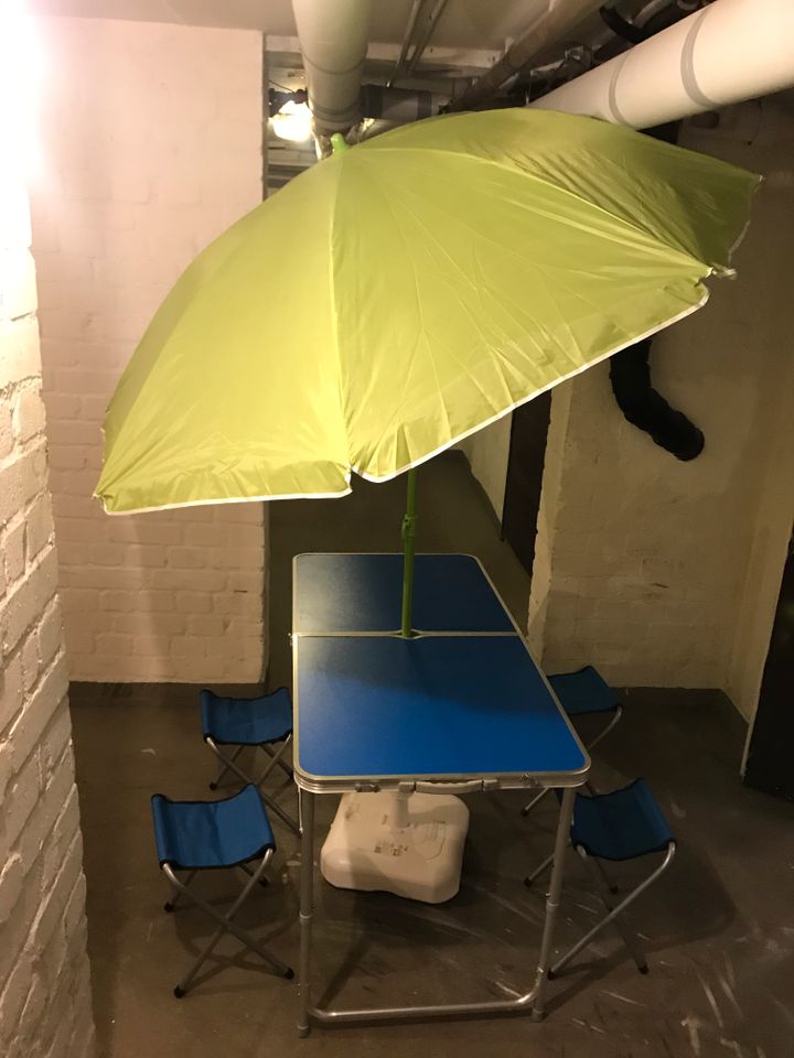 Campingtisch mit 4 Hockern, klappbarer Sonnenschirm in Hamburg