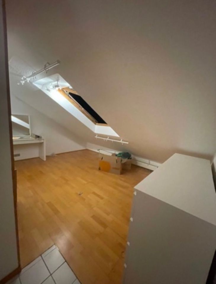 Kleine DG 2 Raum Wohnung an Single zu vermieten in Heilbronn