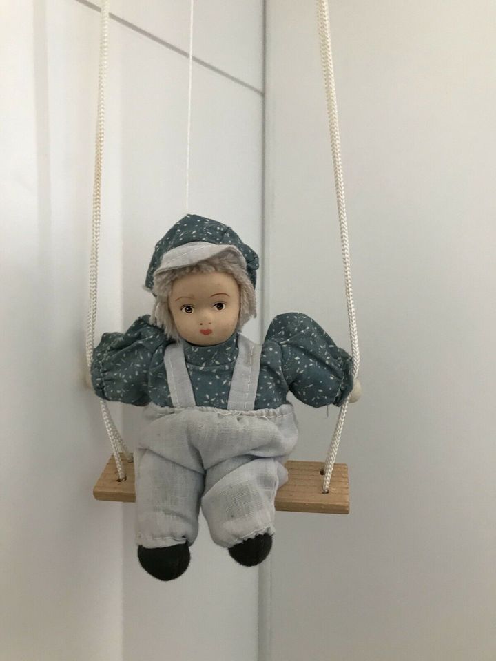 Porzellan-Puppe auf Schaukel in Breitenworbis