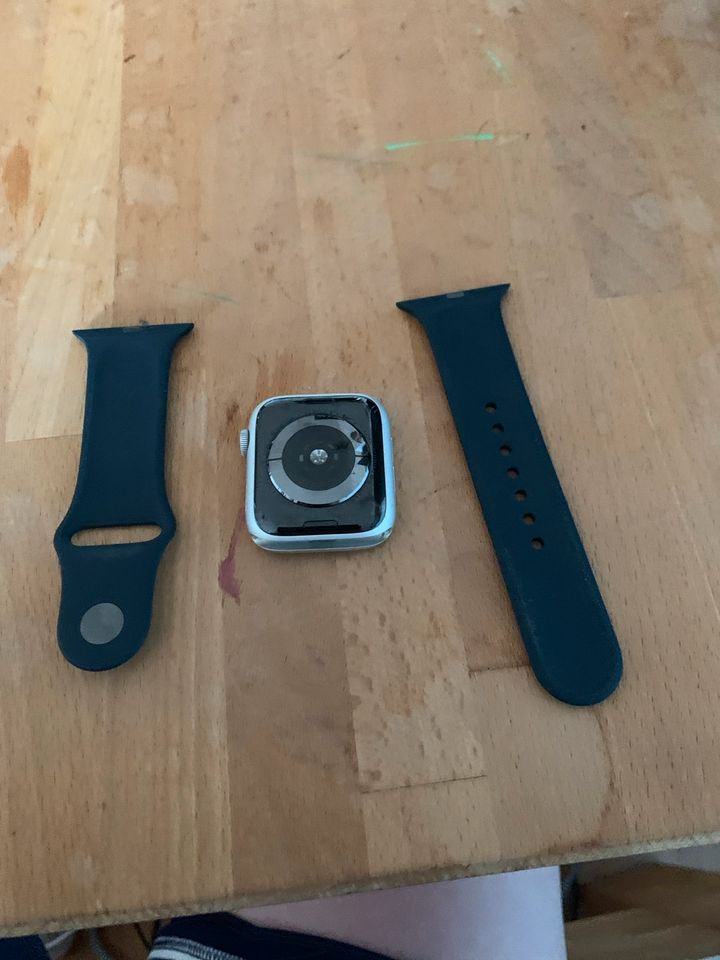 Apple Watch Modell 4 mit Armband,ladekabel in Freiburg im Breisgau