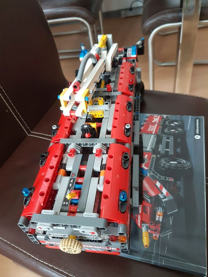 Lego technic Löschfahrzeug, 42068 Flughafen Feuerwehrauto, mit BA in Stuttgart