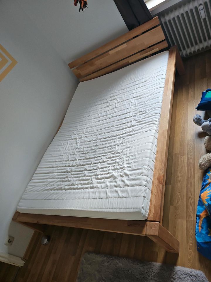 Schlafzimmer Bett/Matratze mit Funktion in München