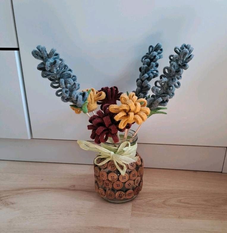 Deko handmade mit Filz Vase Blumen rot gelb grau in Pfullingen