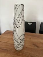 Weiße Vase mit schwarzen Applikationen Nordrhein-Westfalen - Aldenhoven Vorschau