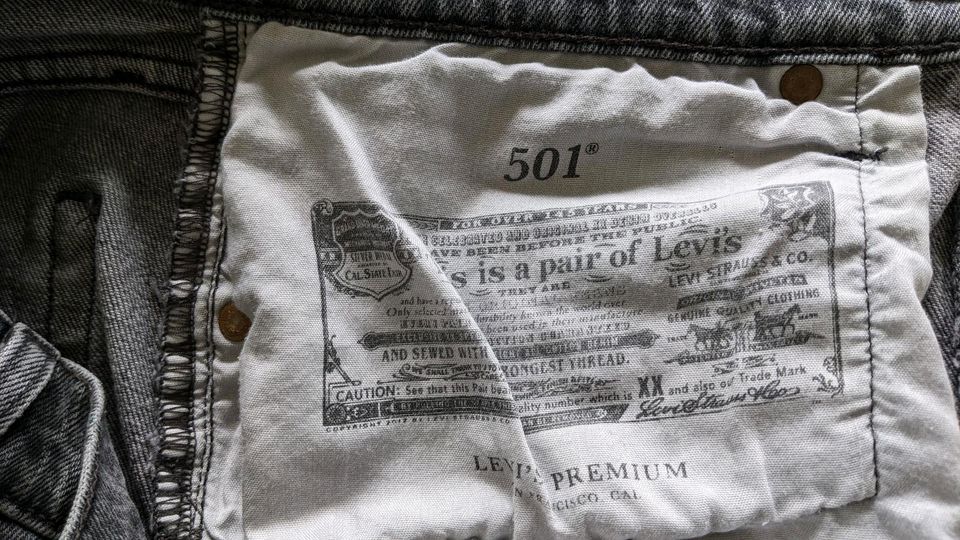 Levi's 501 Jeans grau W31 L28 Top Knopfleiste in Enger