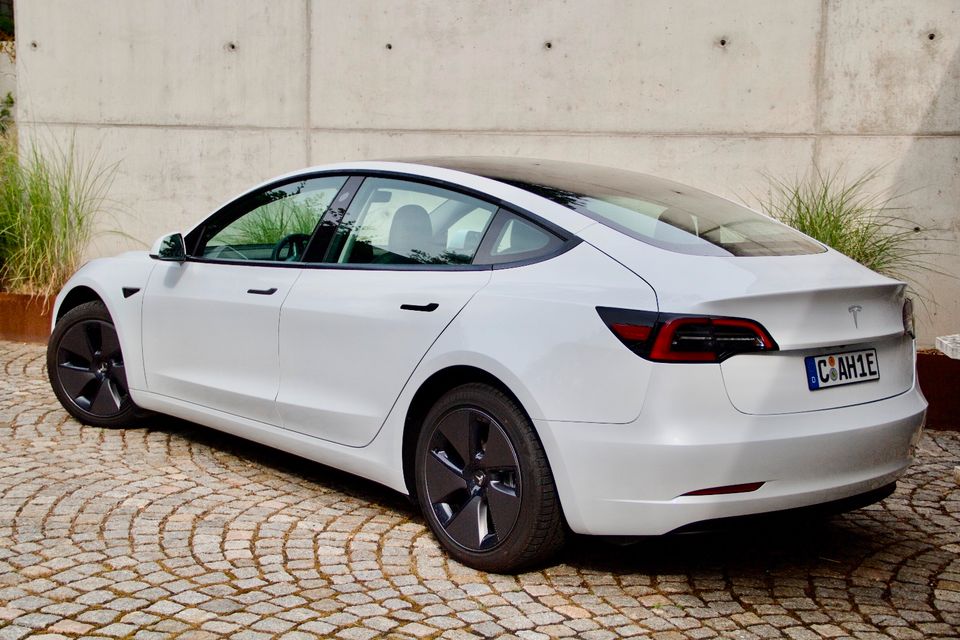 Tesla Model 3 SR !!! MwSt. Ausweisbar !!! LFP Akku in Frankenberg (Sa.)