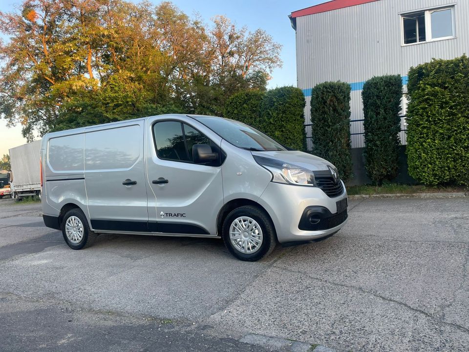 Renault Trafic L1 H1 Klima Tempomat Navi Ahk Vollausstattung in Dresden