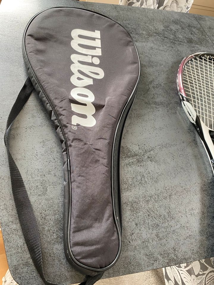 Einen Tennisschläger der Marke Wilson in Papenburg