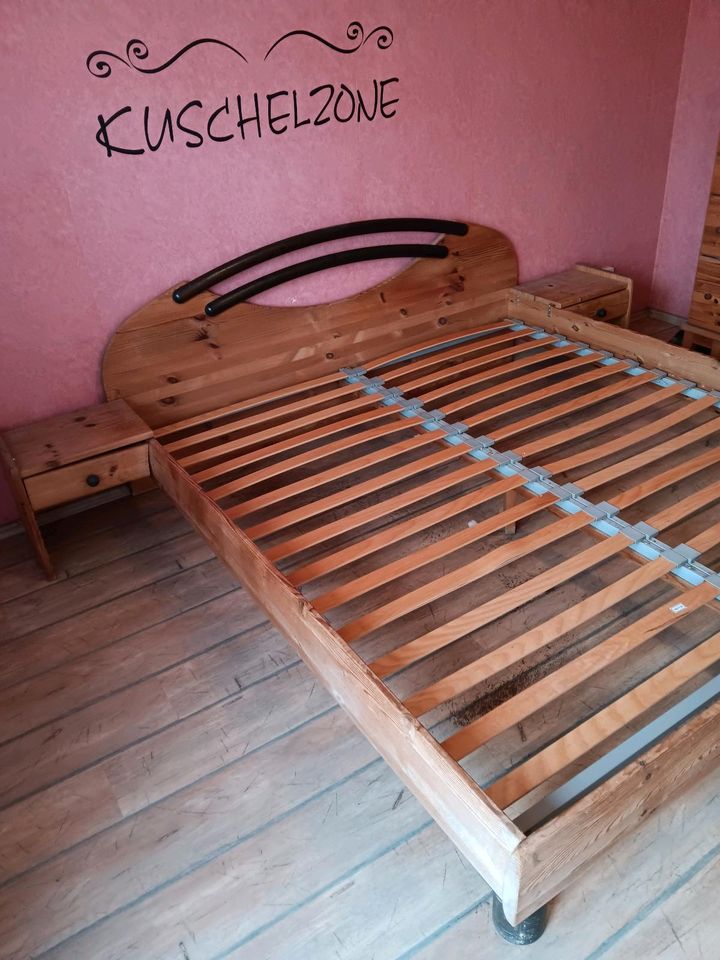 Bett Massivholz zu verschenken in Saarlouis