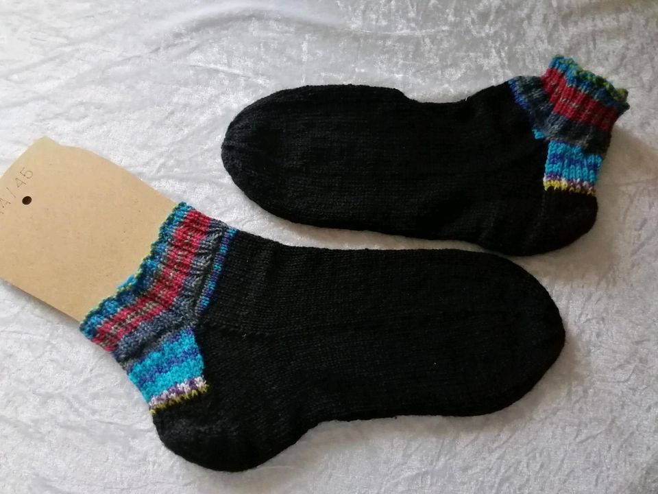 Sneaker Socken aus Opal Sockenwolle, Gr 44 /45, handgestrickt in Großenwiehe