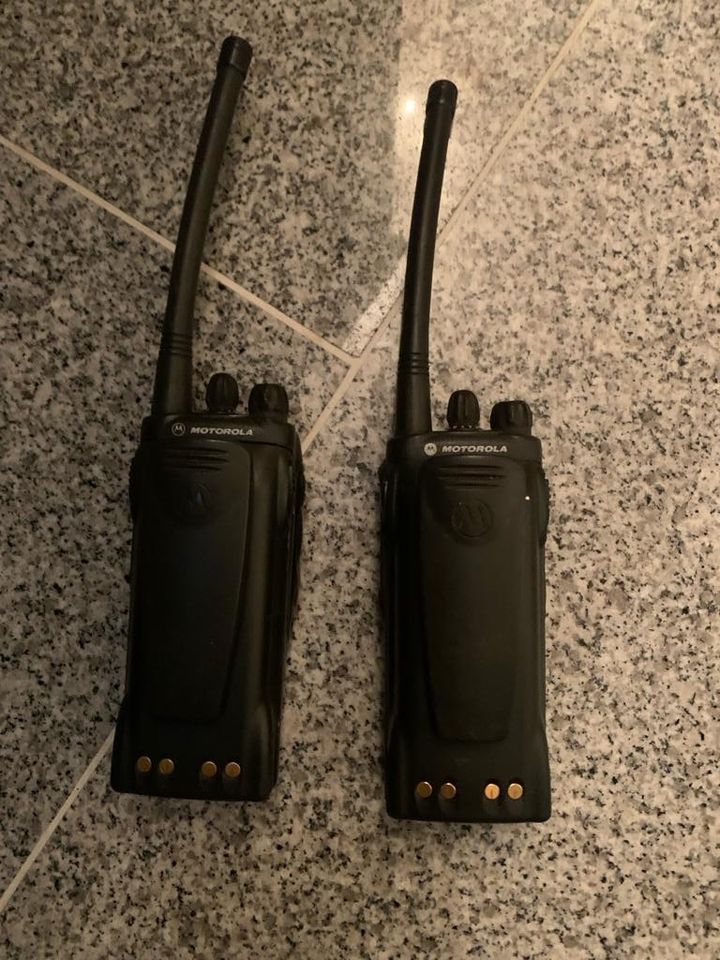 MOTOROLA GP340 Funkgerät UHF Walkie-Talkie Set Akku Ladestation in Duisburg