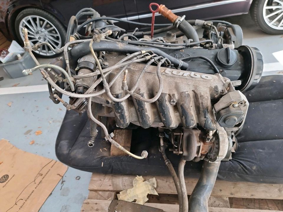 Audi 5 Zylinder 10V Turbo Motor in Burg