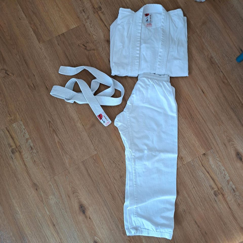 Ju Jutsu/ Karate Anzug für Kinder, 130 cm in Hamburg