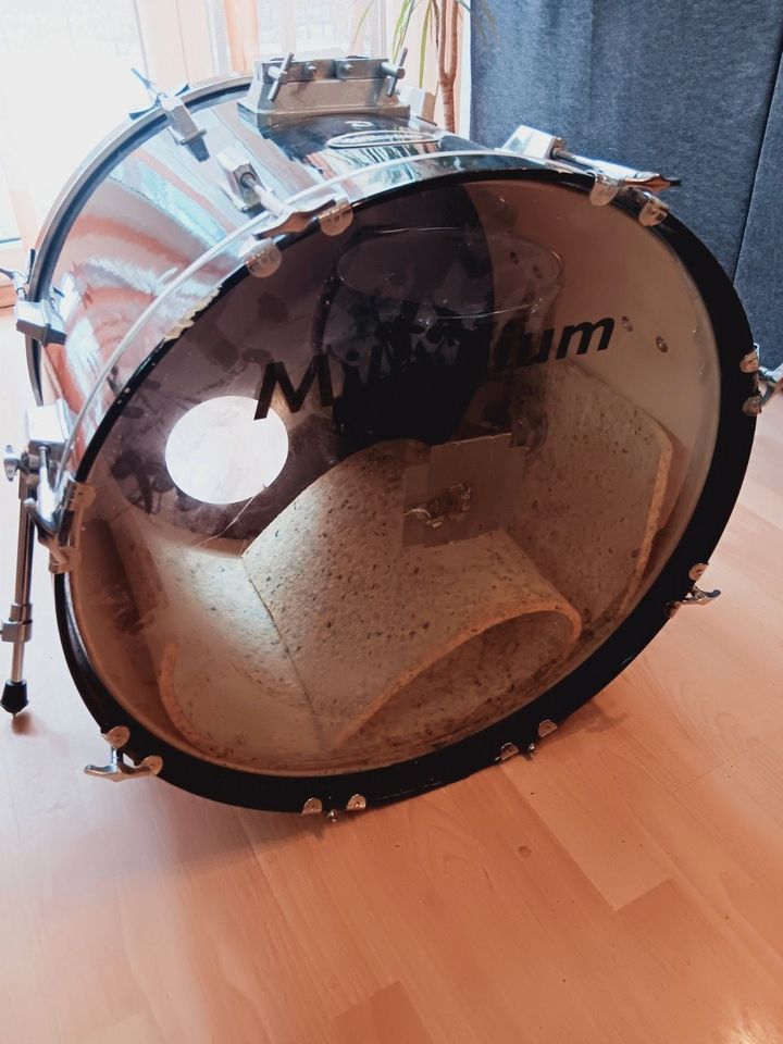 22" Bass Drum +12" und 13 " Toms + Fußmaschine in Langen (Hessen)