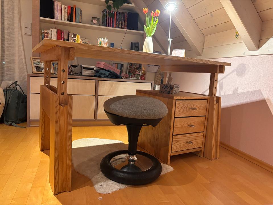 mitwachsender Schreibtisch für Kids (Massivholz) in Affing