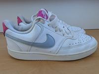 Nike Turnschuhe Mädchen Schuhe weiß Gr.37,5 - 36 Women Nordrhein-Westfalen - Brilon Vorschau