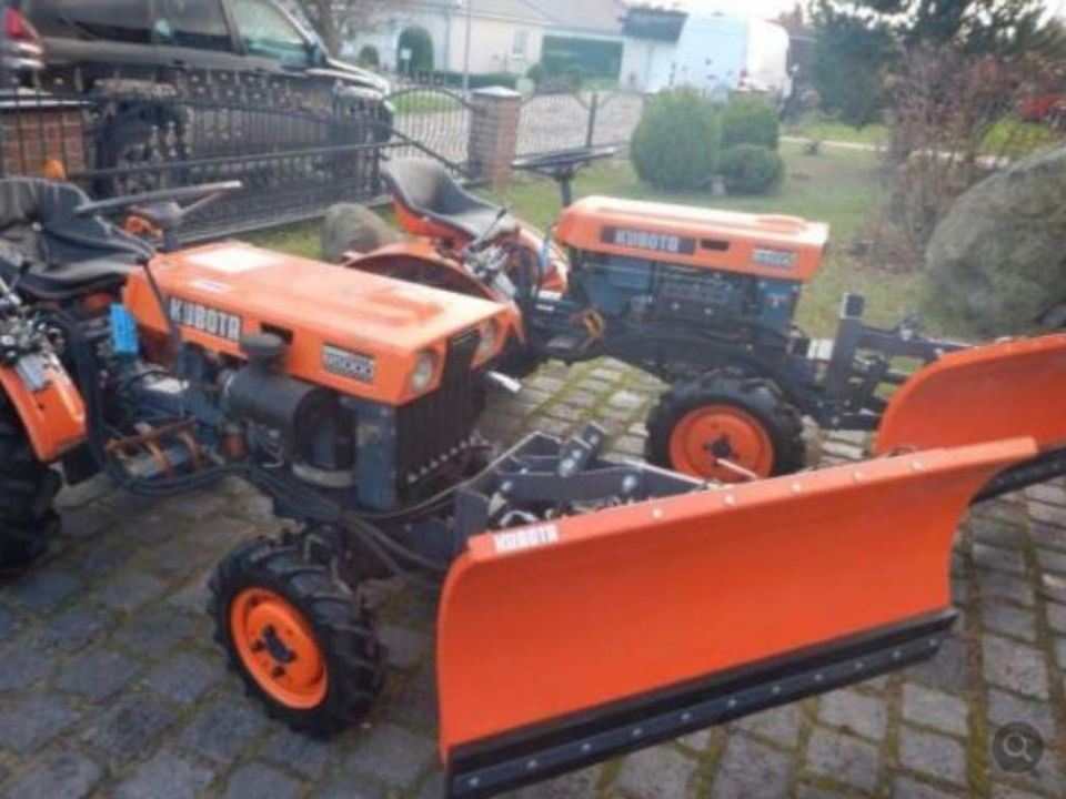 Kubota Kleintraktor mit Schneeschild vollhydrl. Schmalspurtraktor in