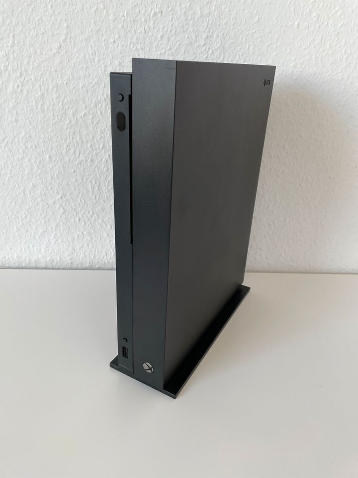 Xbox One X 1TB inkl. 2 Controller, 2 Spiele und Standfuß in Stelle