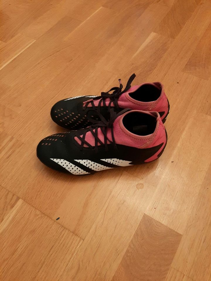 Adidas Fußballschuhe, EU 35, rosa/schwarz in München