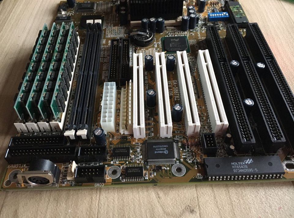 GigaByte GA-586TX2 Mainboard mit Pentium-MMX 233MHz und 128MB RAM in Diemelsee